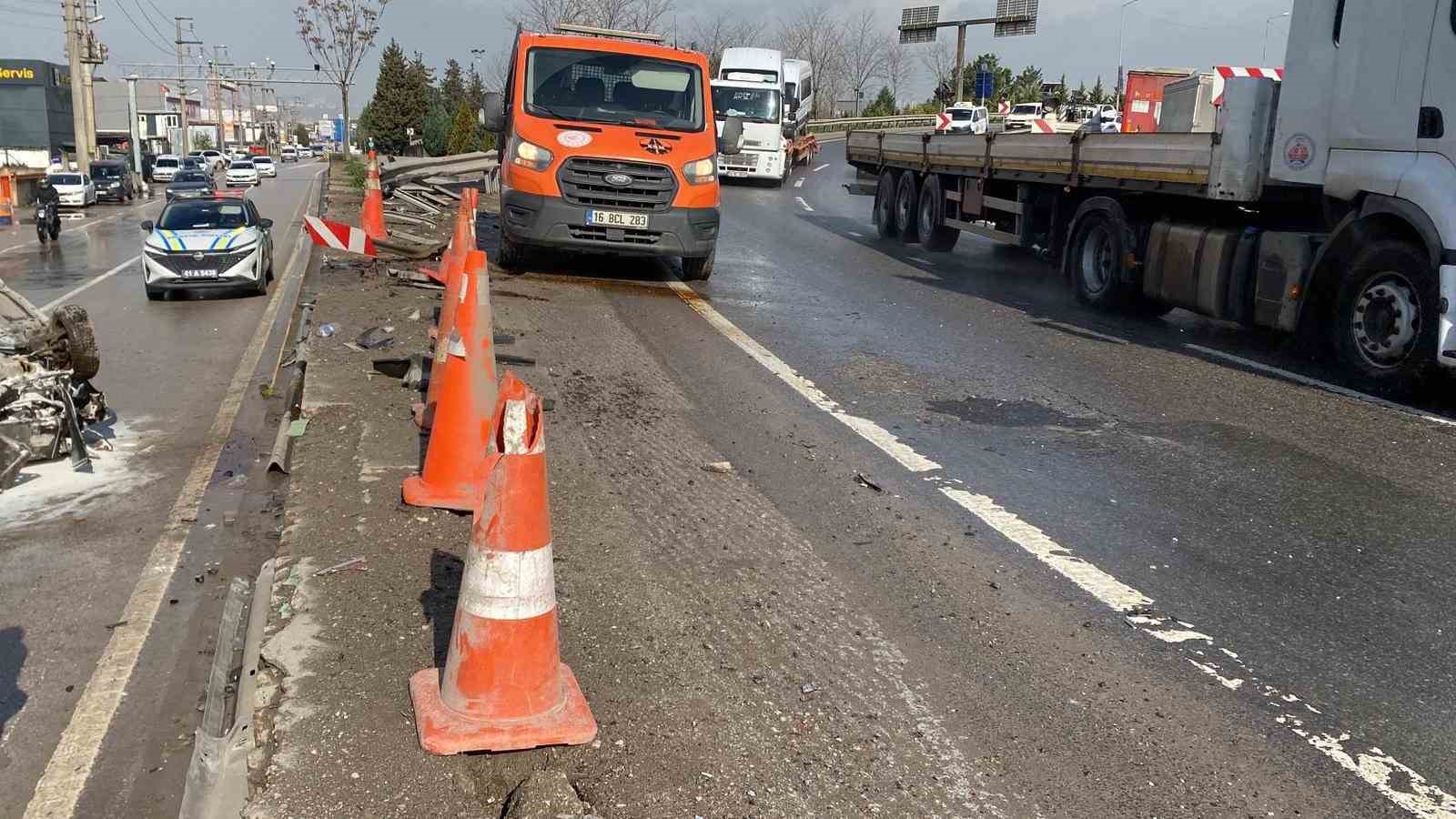 Aynı yerde 5 saat arayla ikinci kaza: Otomobil yan yola düşüp ters döndü, 2 kişi yaralandı 8 ayni yerde 5 saat arayla ikinci kaza otomobil yan yola dusup ters dondu 2 1ZYhReJN