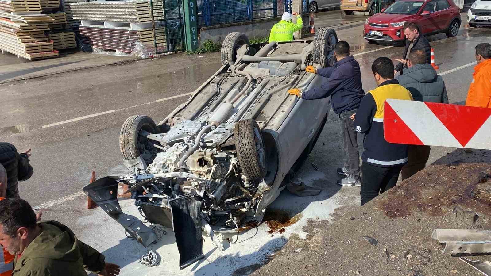 Aynı yerde 5 saat arayla ikinci kaza: Otomobil yan yola düşüp ters döndü, 2 kişi yaralandı 5 ayni yerde 5 saat arayla ikinci kaza otomobil yan yola dusup ters dondu 2 GGsMB8lB