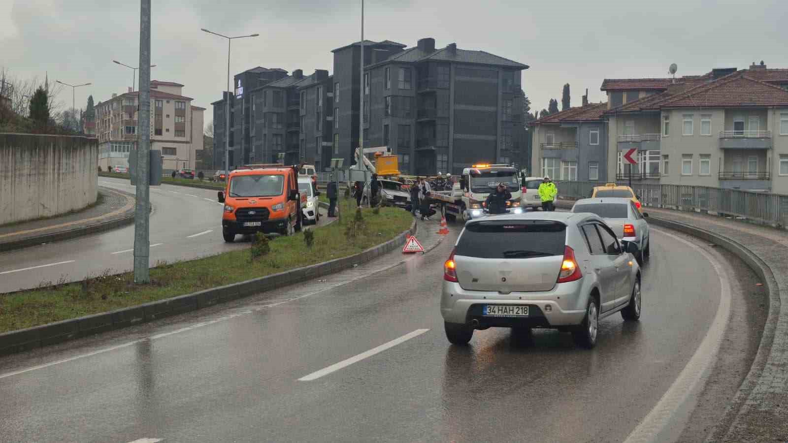 ayni yolda 4 saat icerisinde 3 ayri kaza 5 yarali 3 2JYlLaOj