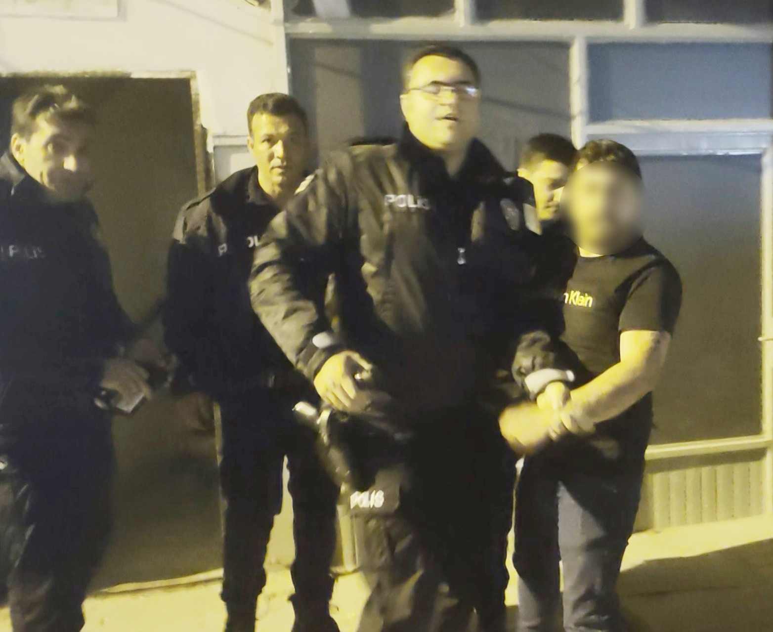 ayrildigi erkek arkadasi evi basti kadin alt katin balkonuna atladi 1 OuDnrVet