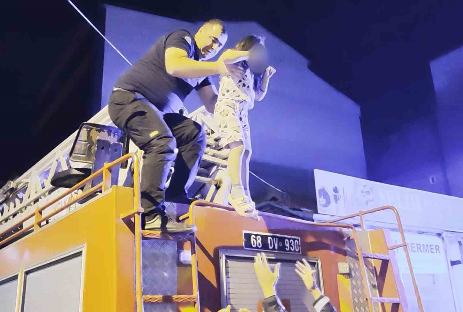 ayrildigi erkek arkadasi evi basti kadin alt katin balkonuna atladi 3 ZWhzeQ9f