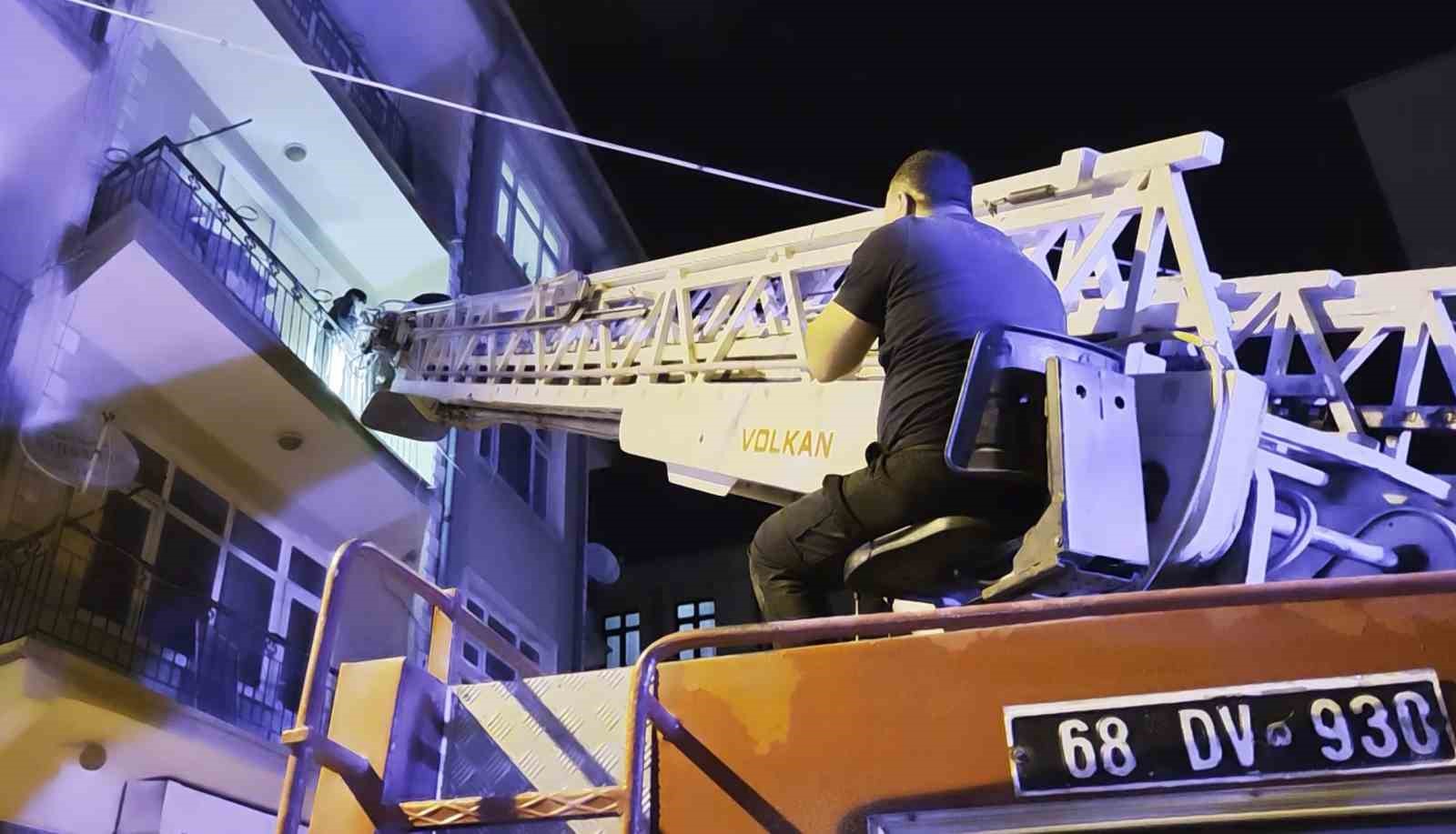 ayrildigi erkek arkadasi evi basti kadin alt katin balkonuna atladi 4 k1vCJAMm