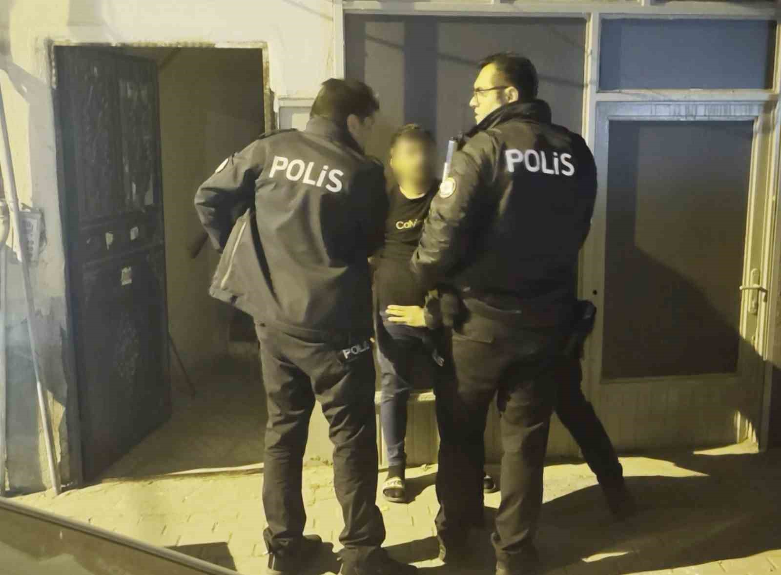 ayrildigi erkek arkadasi evi basti kadin alt katin balkonuna atladi 9 UbldLiLA