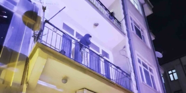 ayrildigi-erkek-arkadasi-evi-basti-kadin-alt-katin-balkonuna-atladi-A7aNtGII.jpg