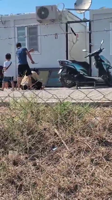 ayrilmak istedigi icin evlatlarinin onunde eli bicakli kocasi tarafindan olduresiye dovuldu 0