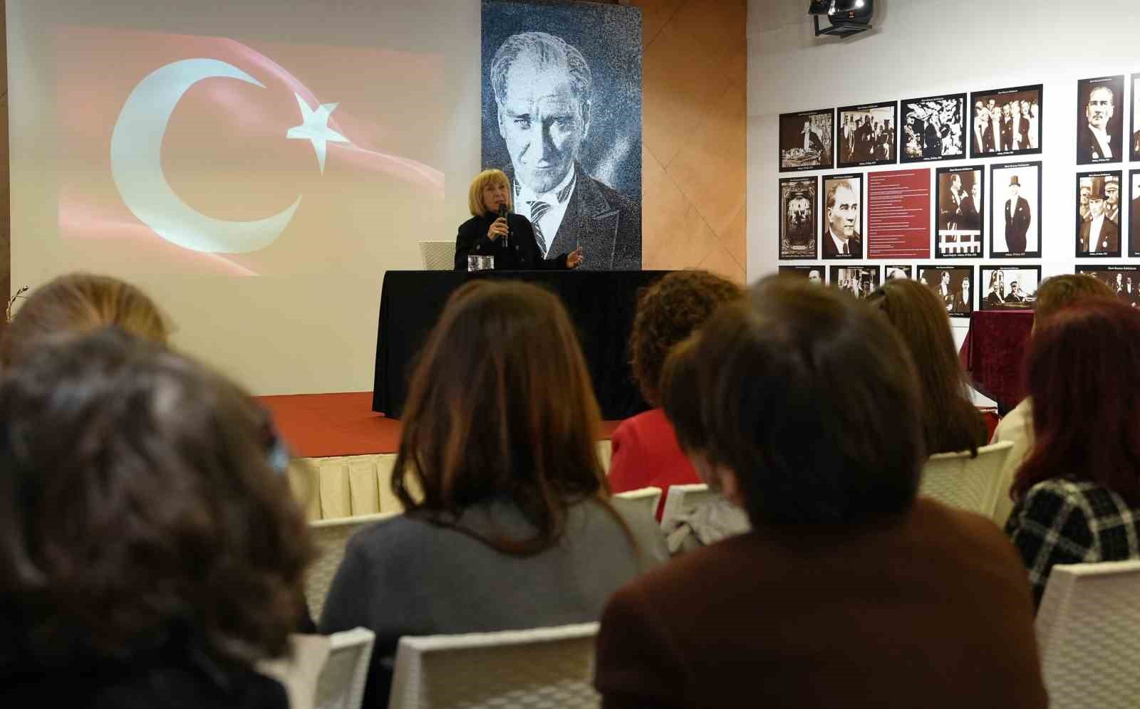 ayse kulin denizlide okurlariyla bulustu 2 3Dunf8HI