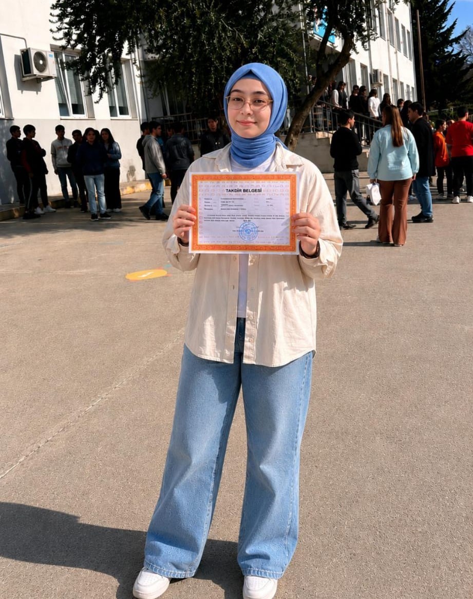 ayser caliktaki saldirida hayatini kaybeden ogrencilerin yarim kalan karneleri yurek burktu 1