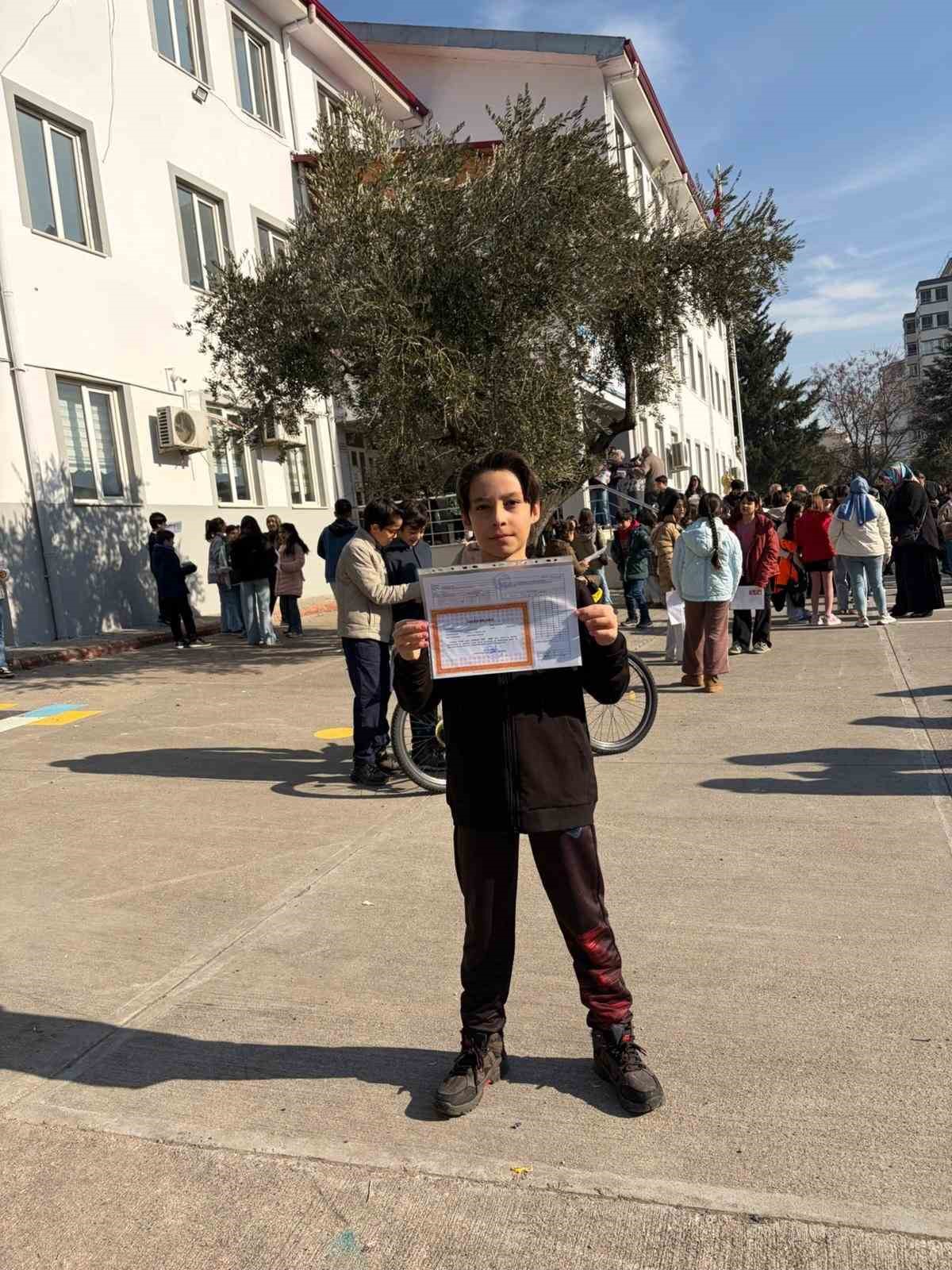 ayser caliktaki saldirida hayatini kaybeden ogrencilerin yarim kalan karneleri yurek burktu 6 s3FltueV