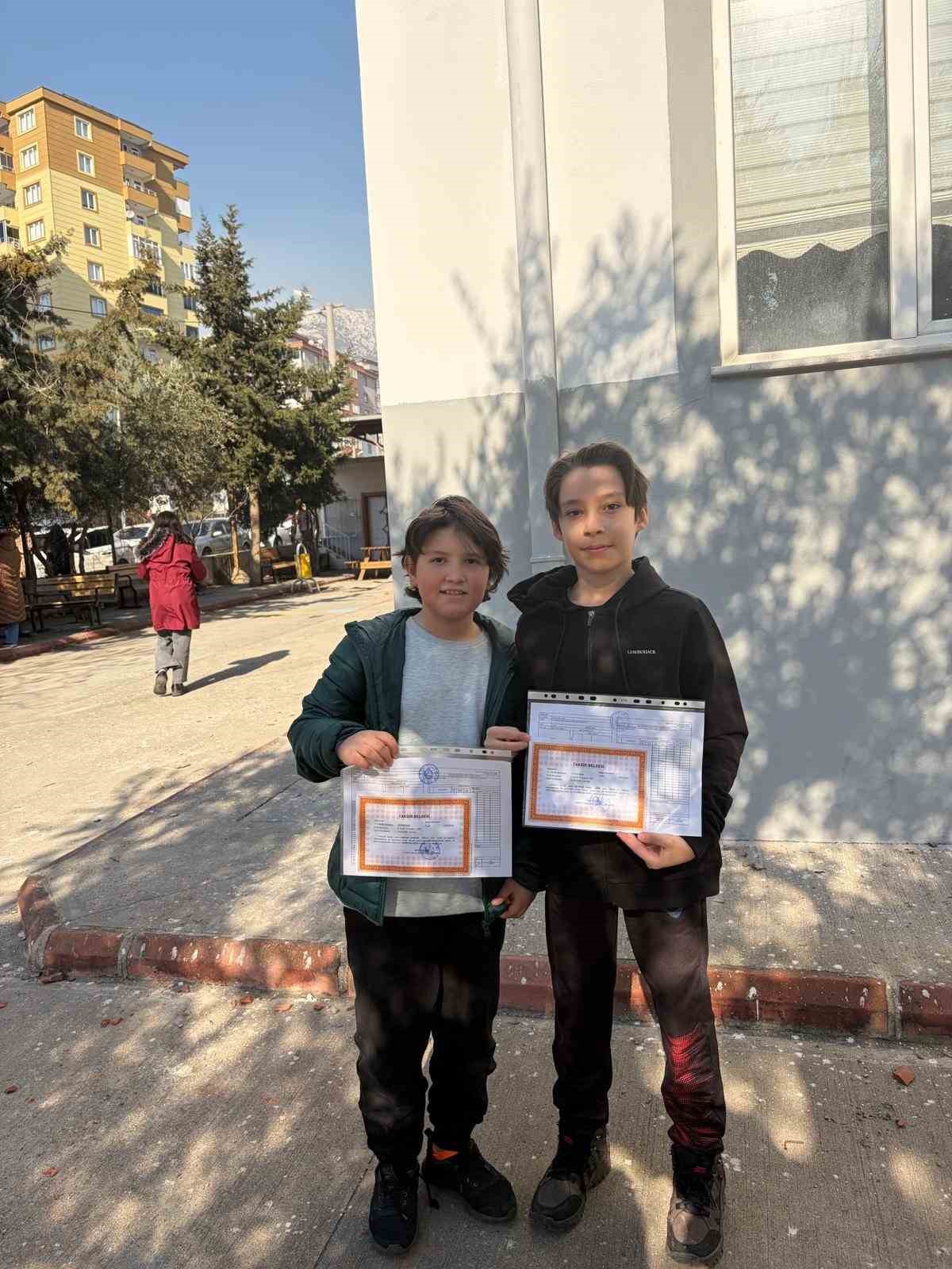ayser caliktaki saldirida hayatini kaybeden ogrencilerin yarim kalan karneleri yurek burktu 8 nAvMJsdb