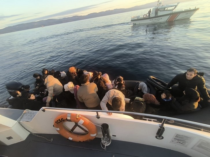 ayvacik aciklarinda 37 kacak gocmen ile 1 gocmen kacakcisi suphelisi yakalandi 0 qU8sUJas