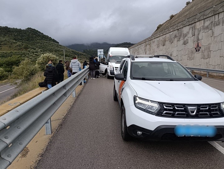 ayvacikta 27 kacak gocmen ile 2 gocmen kacakcisi yakalandi 0