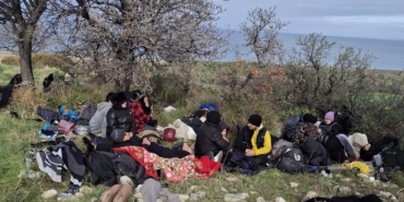 ayvacikta-39-kacak-gocmen-ile-1-gocmen-kacakcisi-suphelisi-yakalandi-U9xxqPYb.jpg