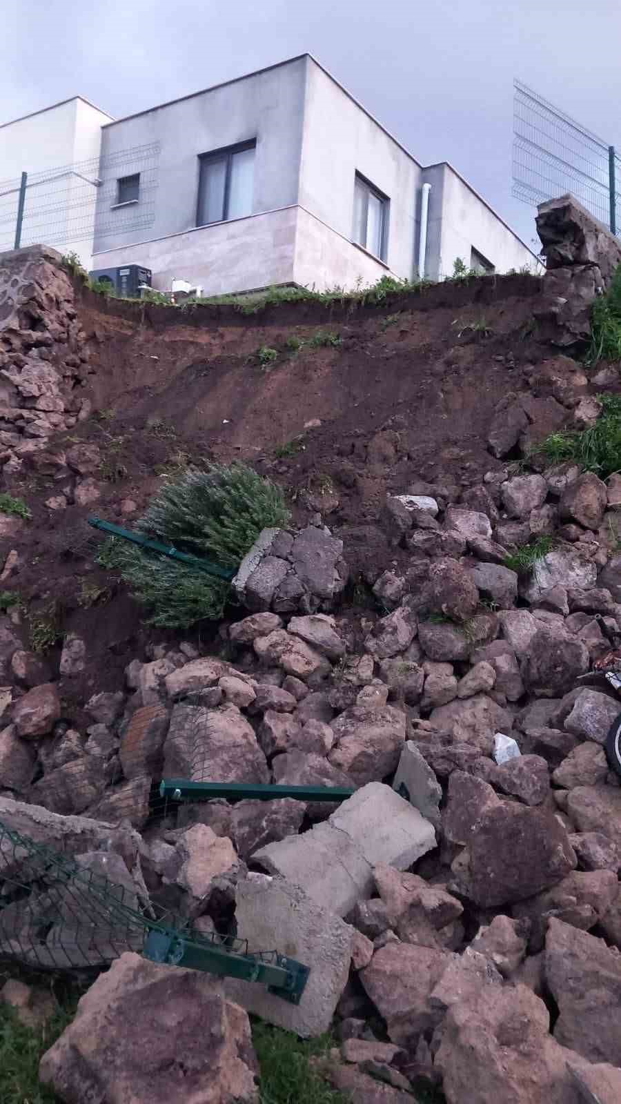 ayvacikta asiri yagislara dayanamayan istinat duvari coktu 3 Ym3HXCK3