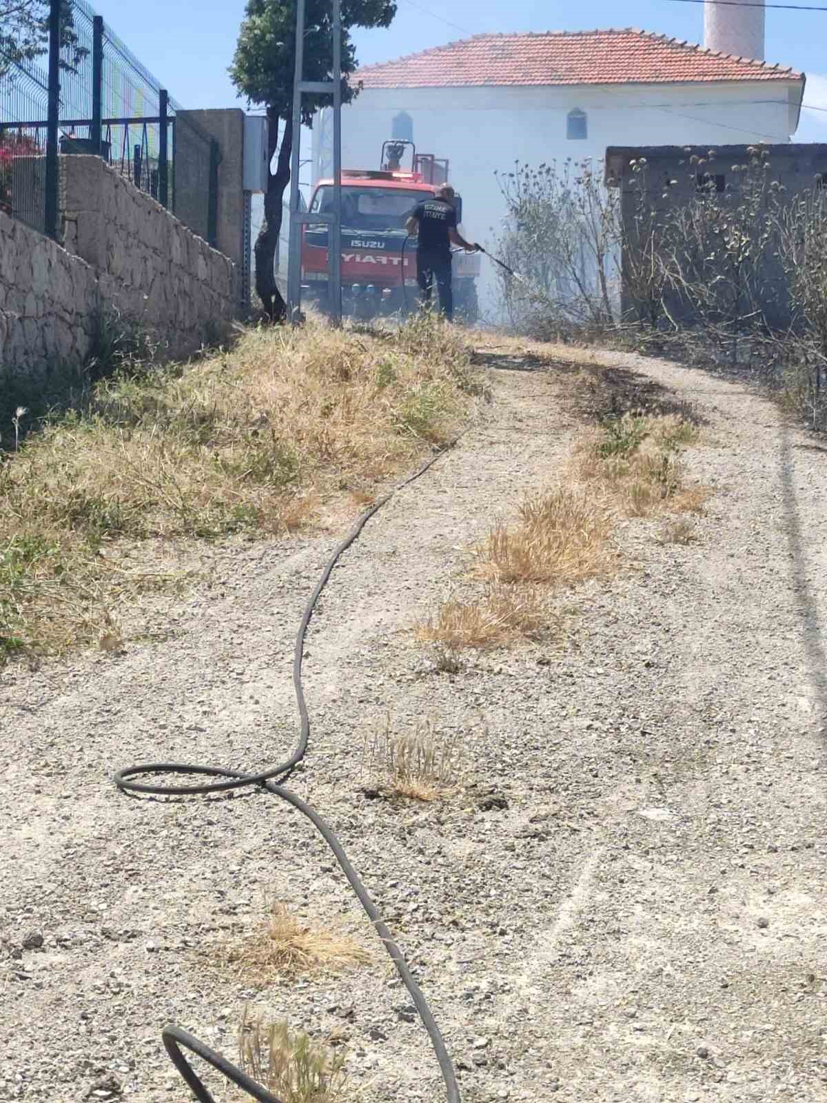 ayvacikta bir evin bahcesinde cikan yangin buyumeden sonduruldu 2 8NfwAiMm