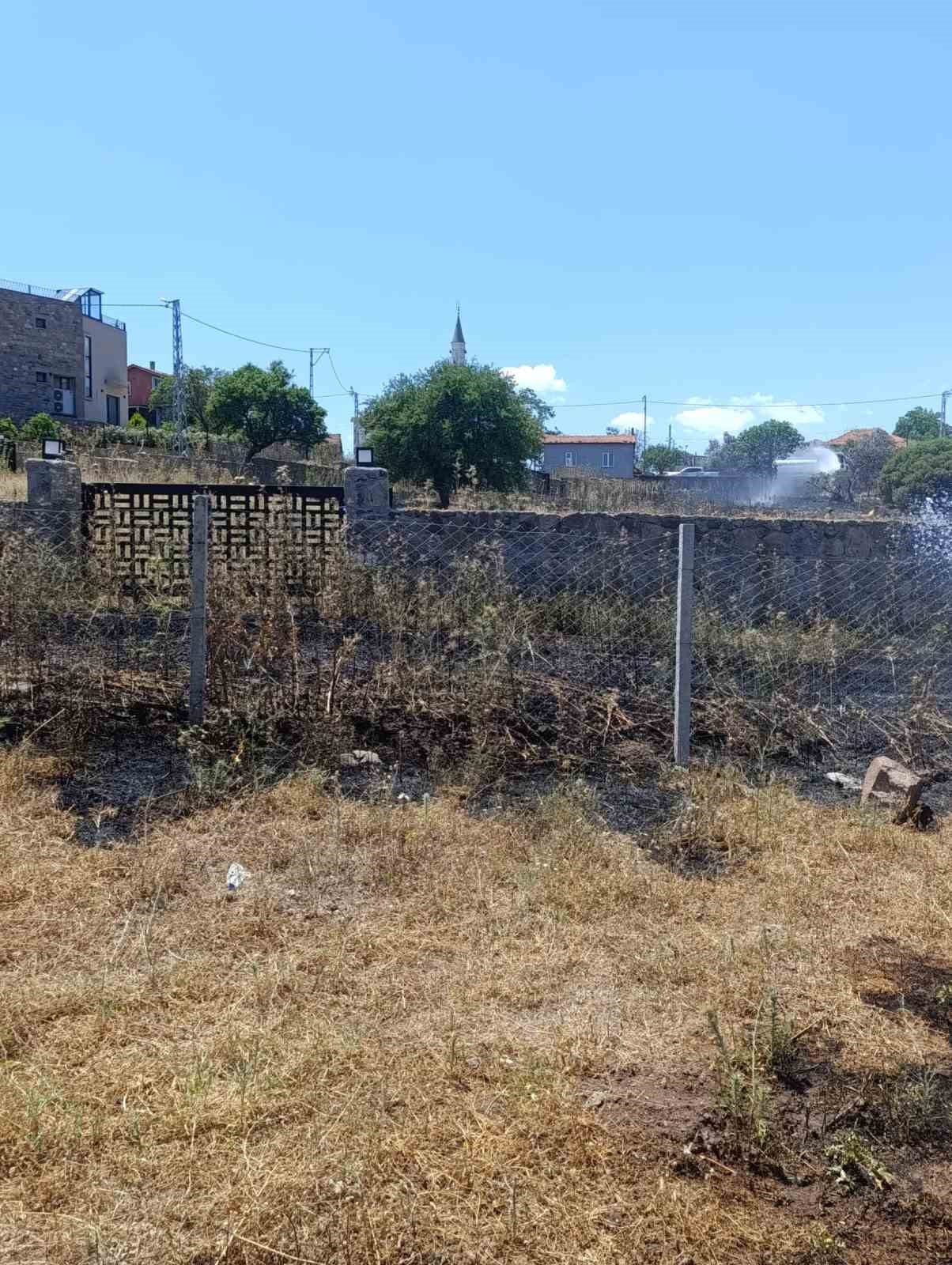 ayvacikta bir evin bahcesinde cikan yangin buyumeden sonduruldu 3 PszM71aM