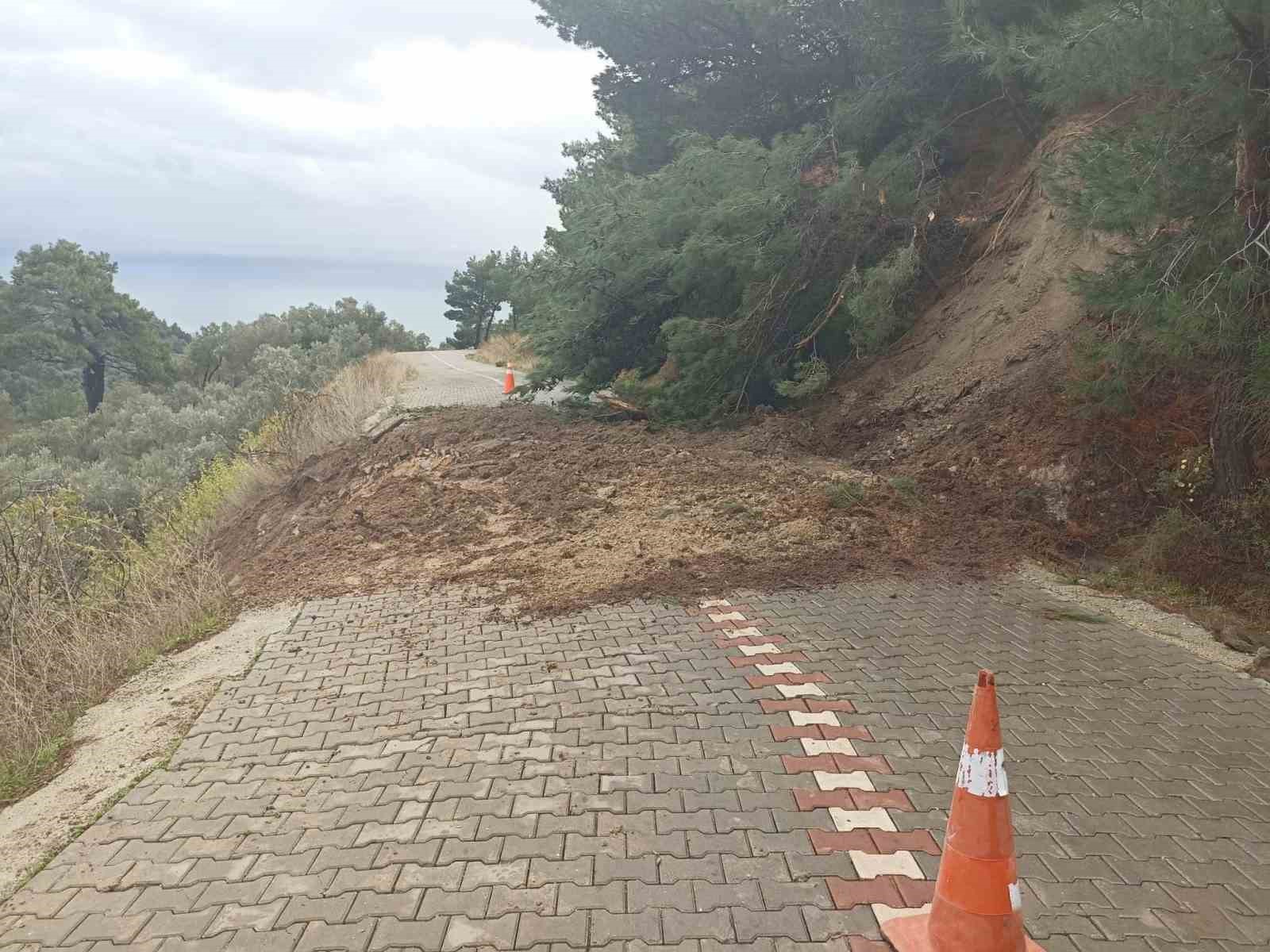 Ayvacık’ta düşen kaya parçası toprak kaymasına sebep oldu 5 ayvacikta dusen kaya parcasi toprak kaymasina sebep oldu 1 1qlUEjR3