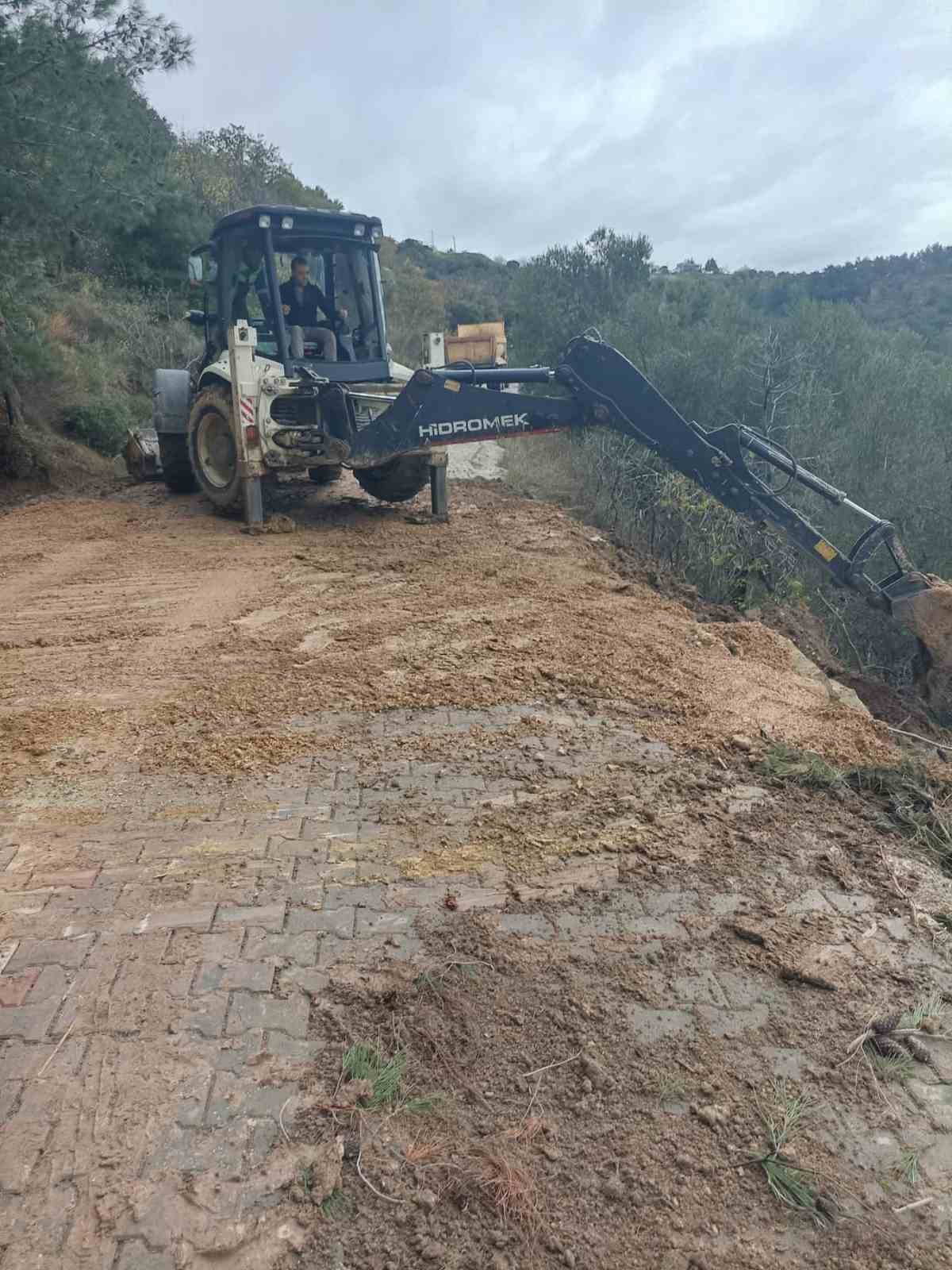 Ayvacık’ta düşen kaya parçası toprak kaymasına sebep oldu 6 ayvacikta dusen kaya parcasi toprak kaymasina sebep oldu 2 UrwEWwPt