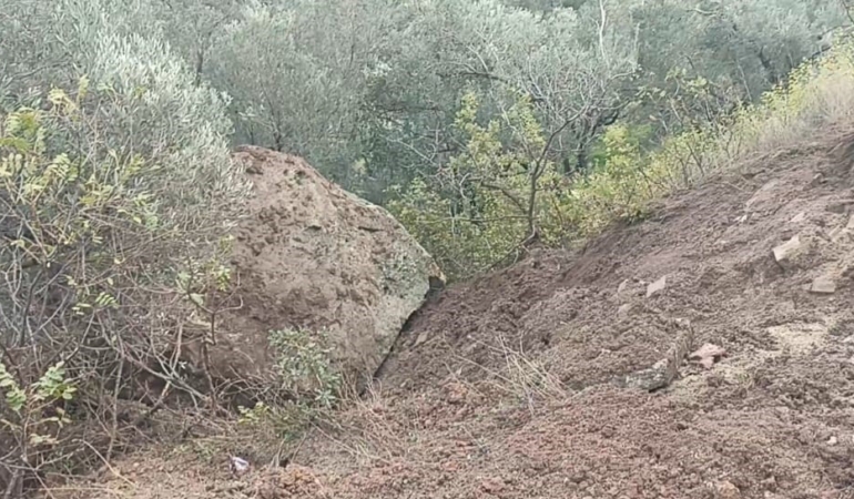 ayvacikta-dusen-kaya-parcasi-toprak-kaymasina-sebep-oldu-XBsCQFFM.jpg