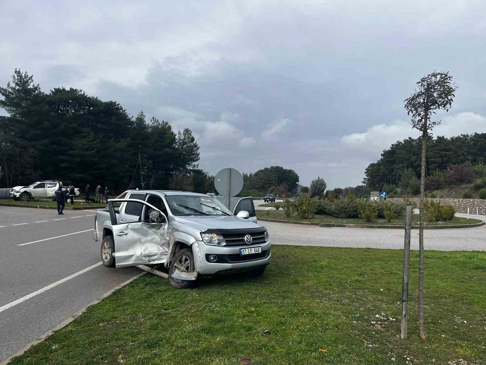 ayvacikta iki arac carpisti 2 yarali 3 qU1jWiQ9