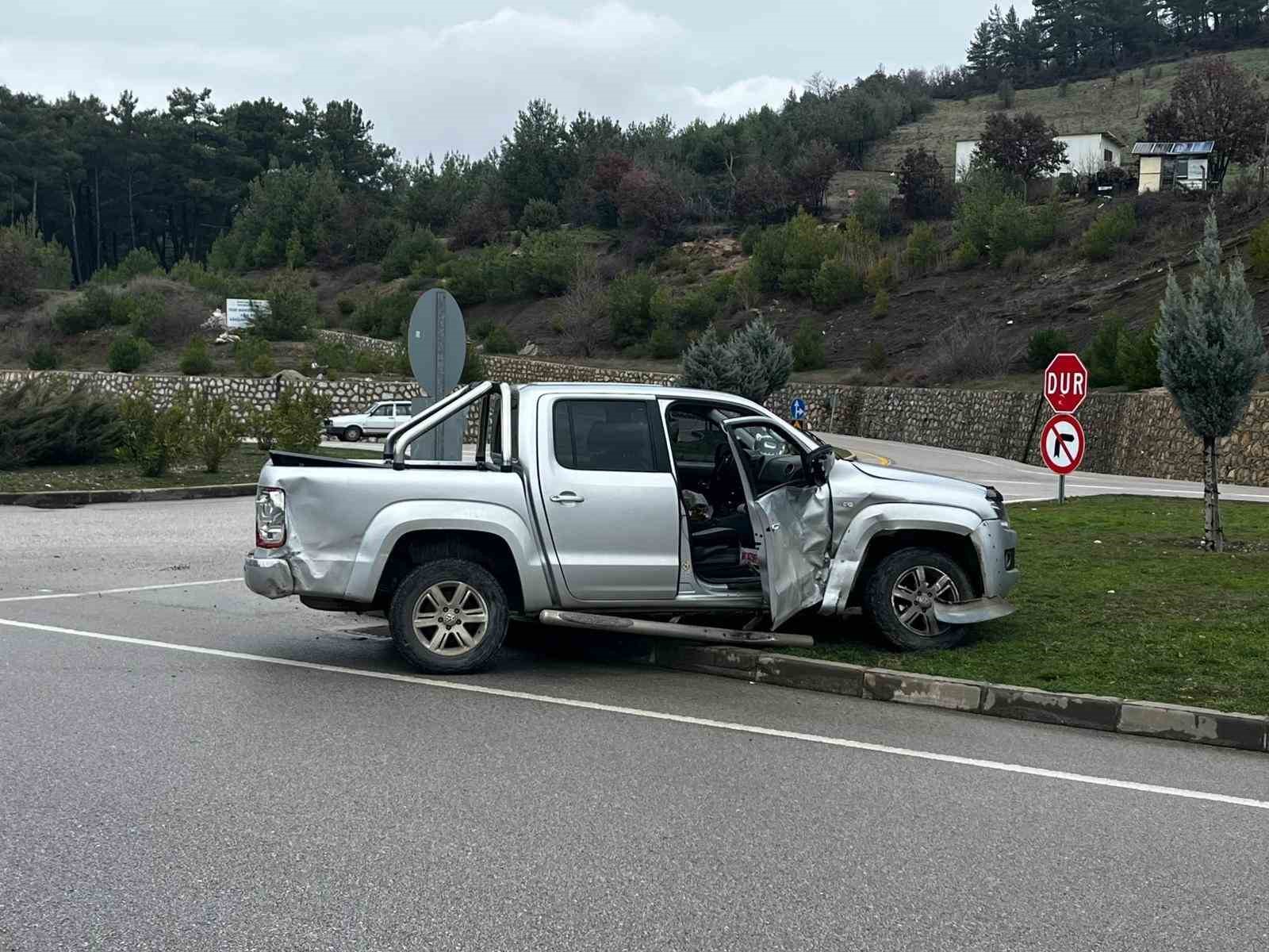 ayvacikta iki arac carpisti 2 yarali 4 9kTCFODG