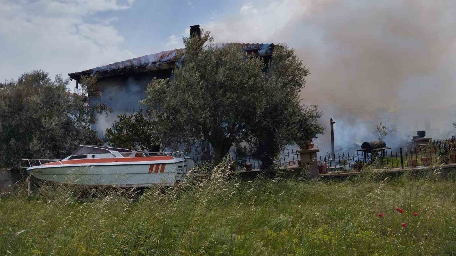 Ayvacık’ta villa yangını 6 ayvacikta villa yangini 2 kA17zfEf