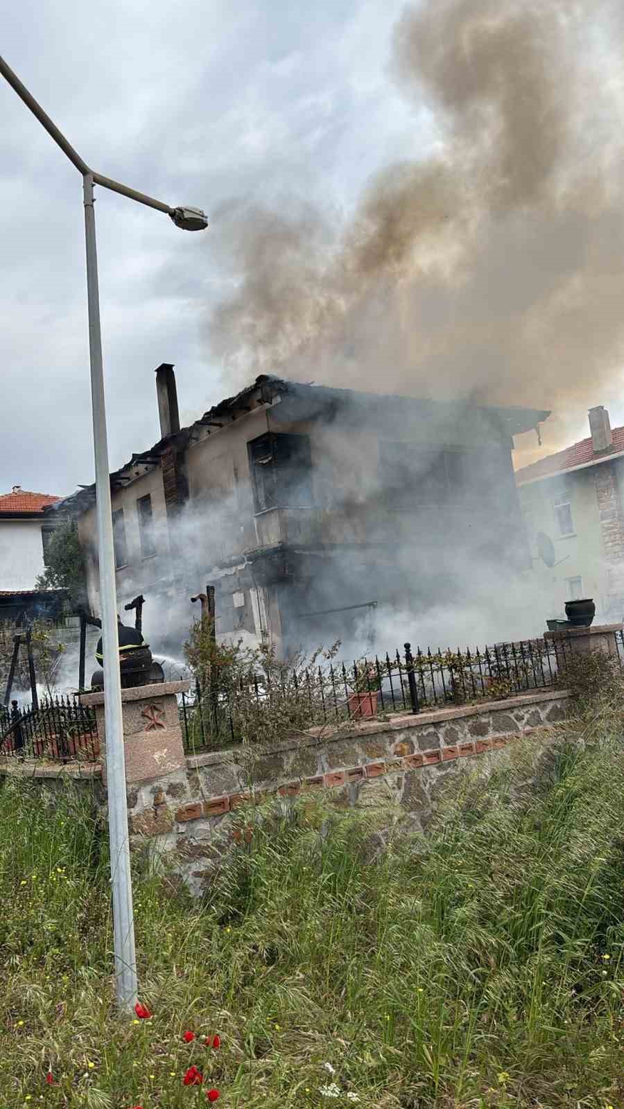 Ayvacık’ta villa yangını 7 ayvacikta villa yangini 3 ZXJ9p92V