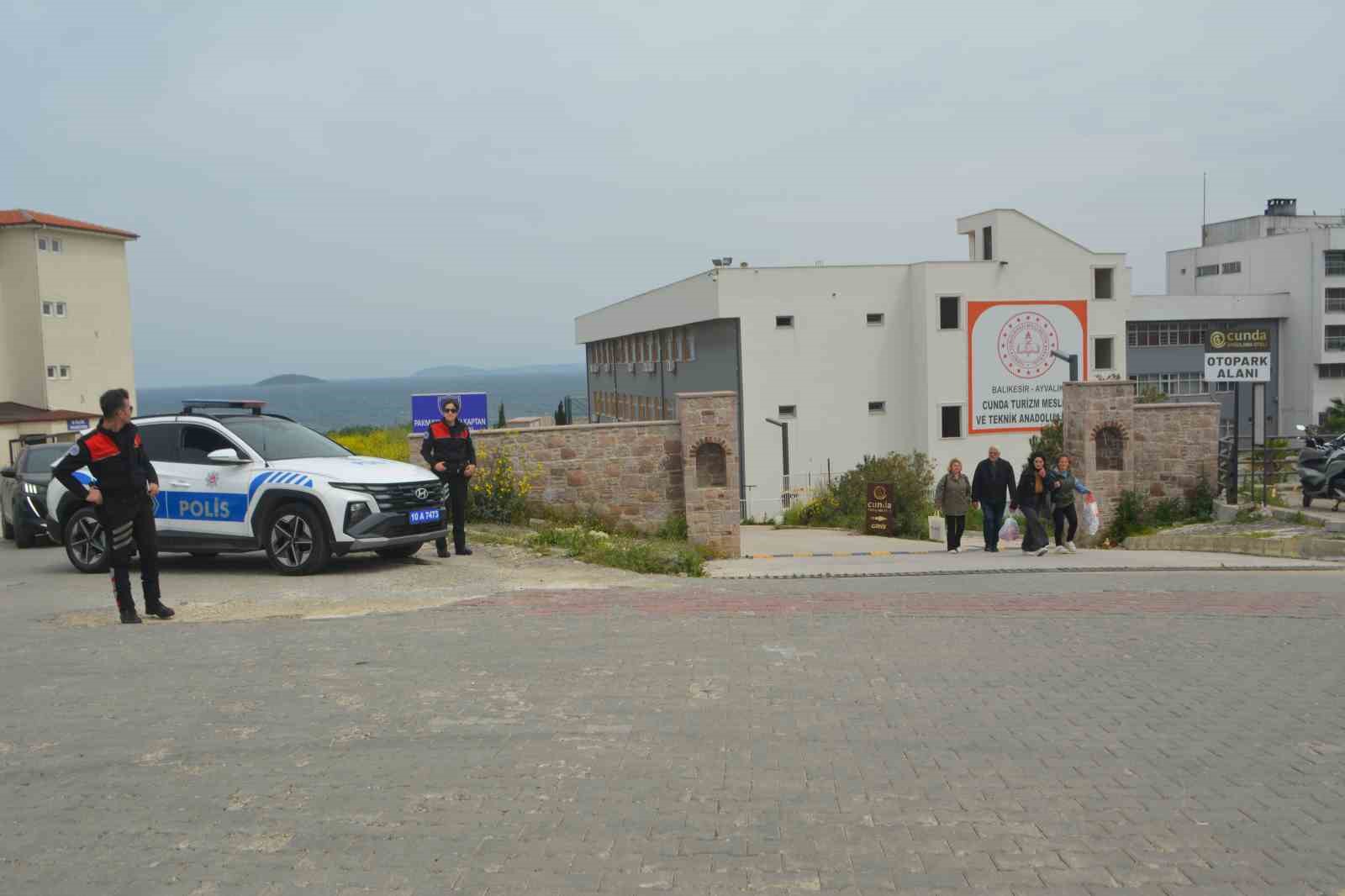 ayvalik polisi okullardaki guvenlik onlemlerini arttirdi 4 wS9HNwVH