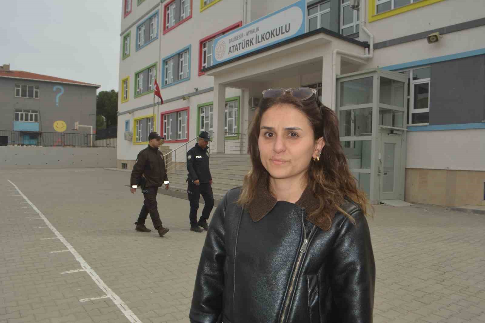 ayvalik polisi okullardaki guvenlik onlemlerini arttirdi 6 VysHJh1A
