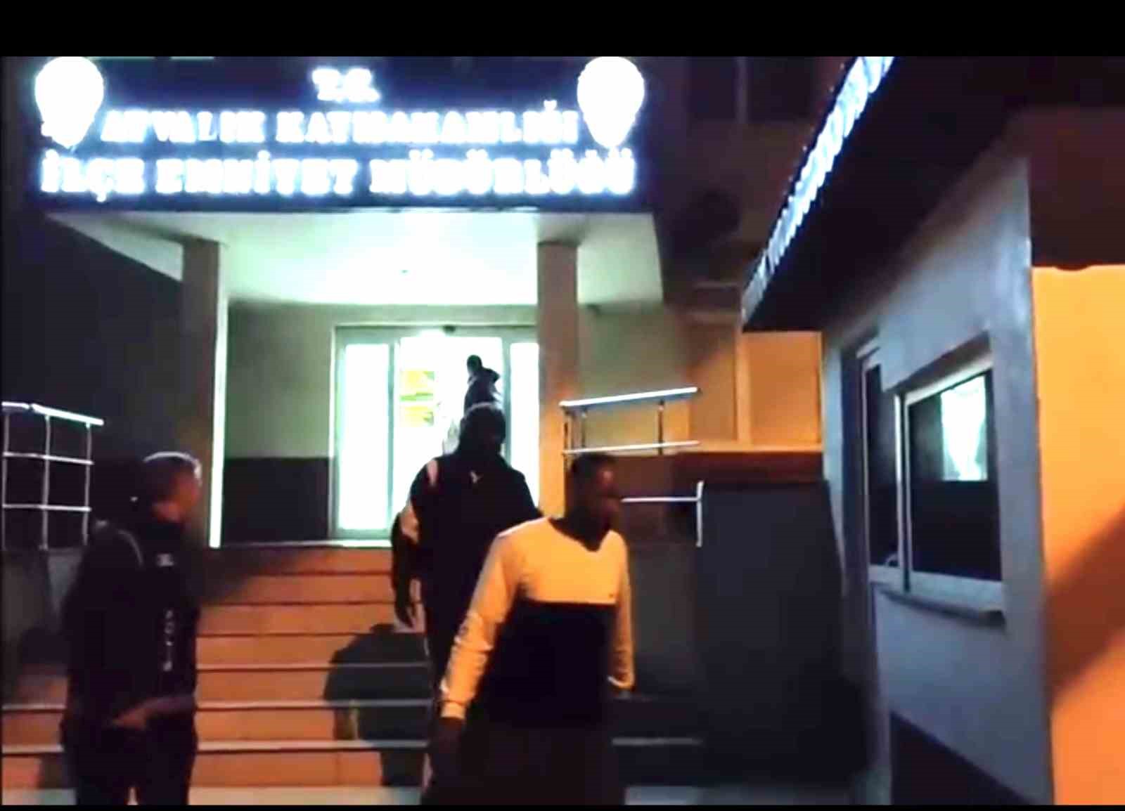 ayvalik polisinden saganak yagmur altinda gocmen avi 0 ufu3yhf3