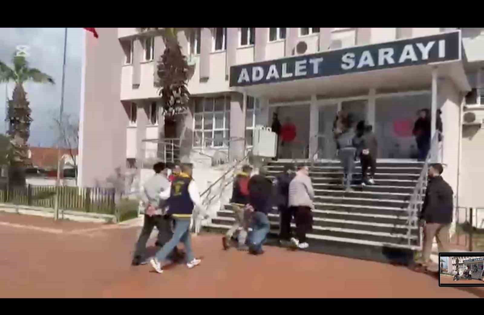 ayvalik polisinden saganak yagmur altinda gocmen avi 1 fPAJB2gM