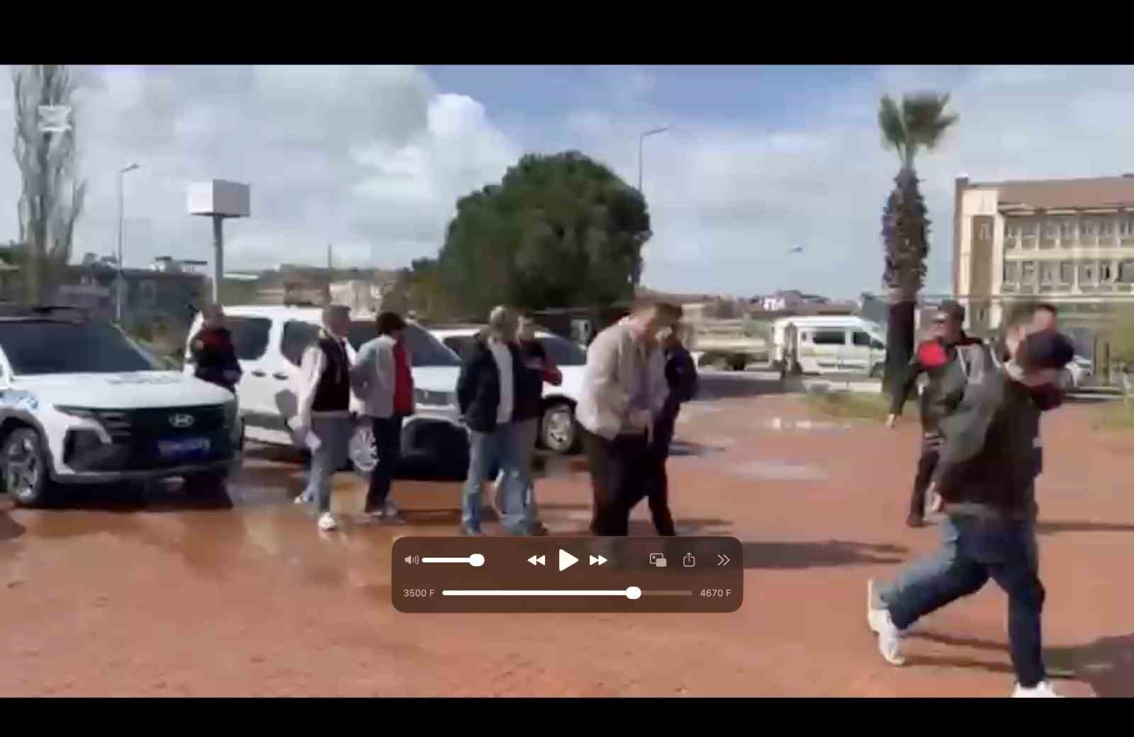 ayvalik polisinden saganak yagmur altinda gocmen avi 2