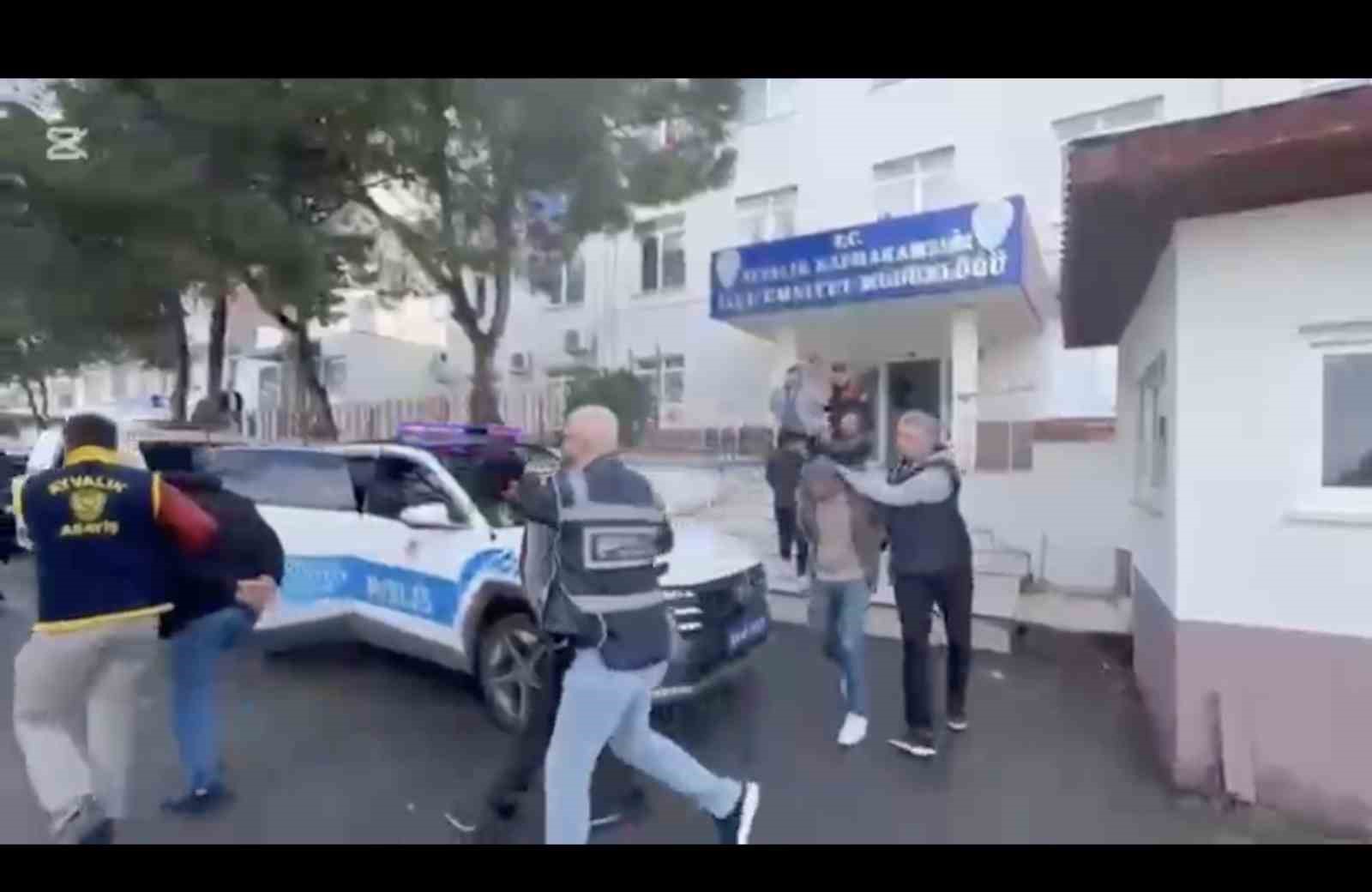 ayvalik polisinden saganak yagmur altinda gocmen avi 3 ImDsBOs4