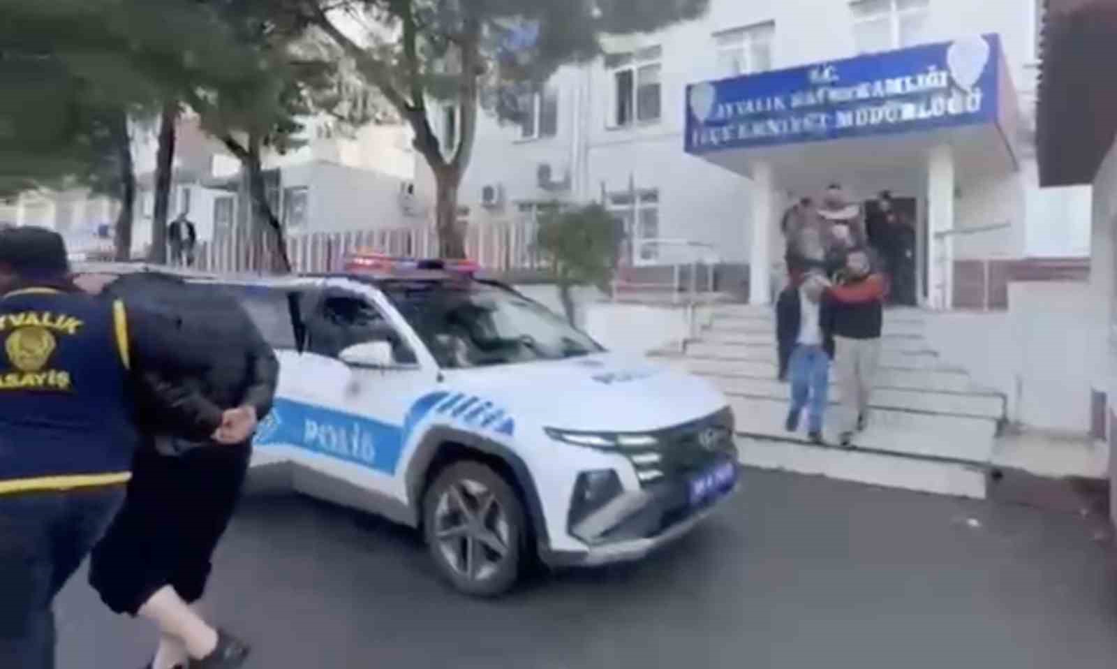 ayvalik polisinden saganak yagmur altinda gocmen avi 4 JJhlQTKf