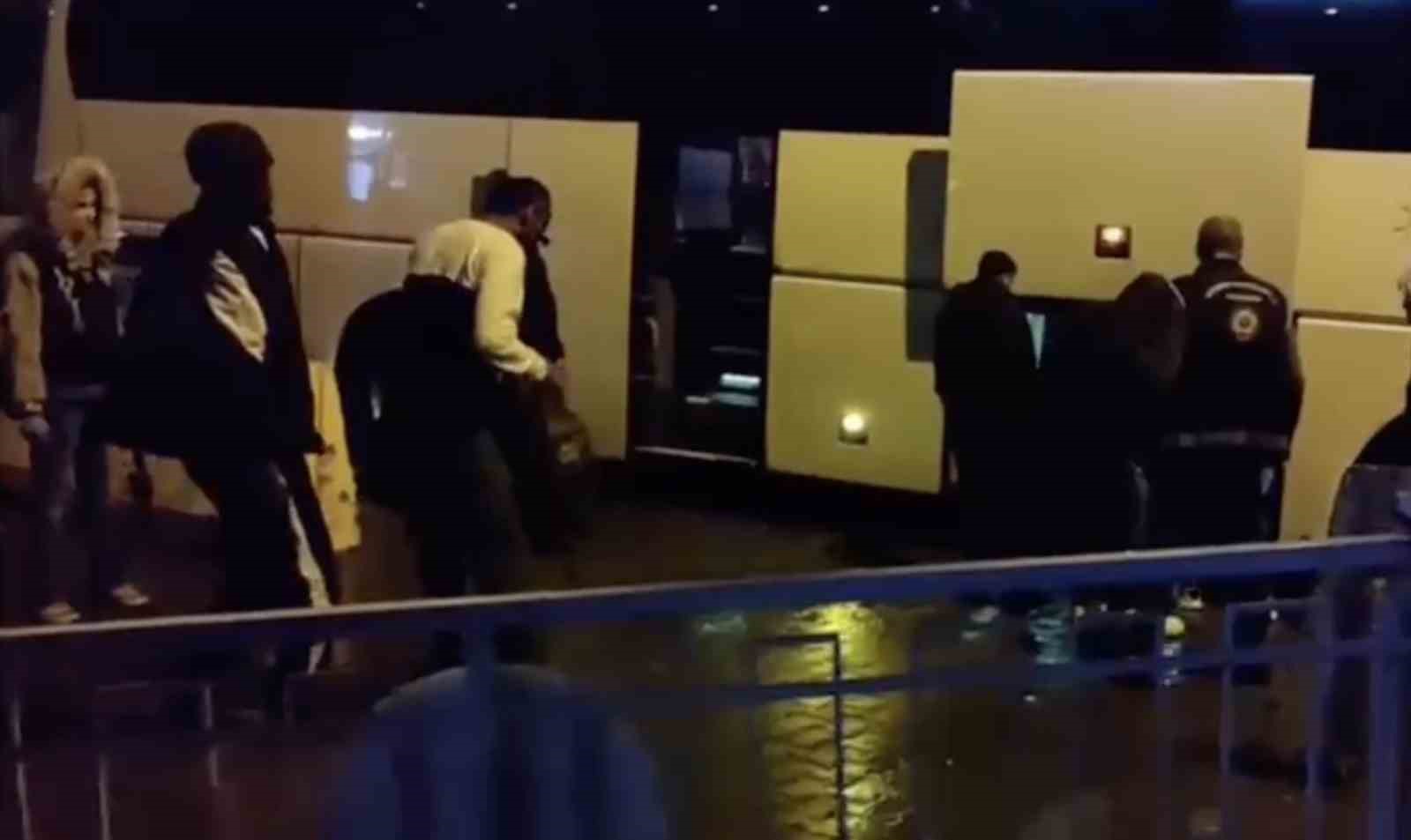 ayvalik polisinden saganak yagmur altinda gocmen avi 5 kPLst4gO