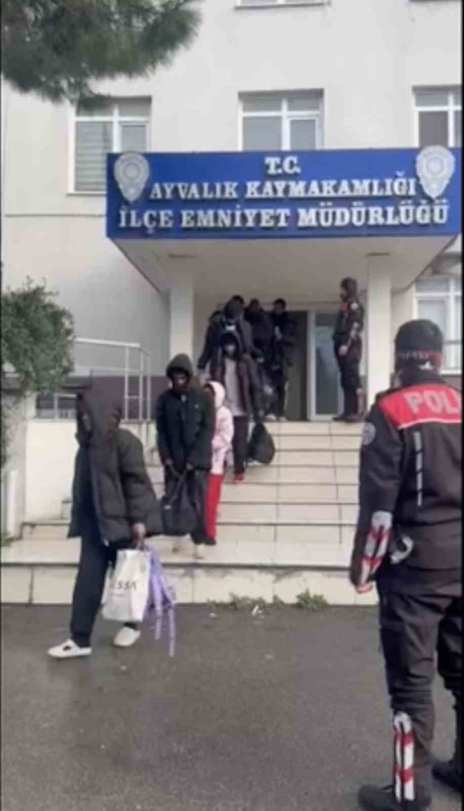 ayvalik polisinden saganak yagmur altinda gocmen avi 6 z7cWN7P4