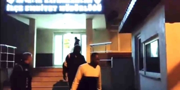 ayvalik-polisinden-saganak-yagmur-altinda-gocmen-avi-au8pJetY.jpg