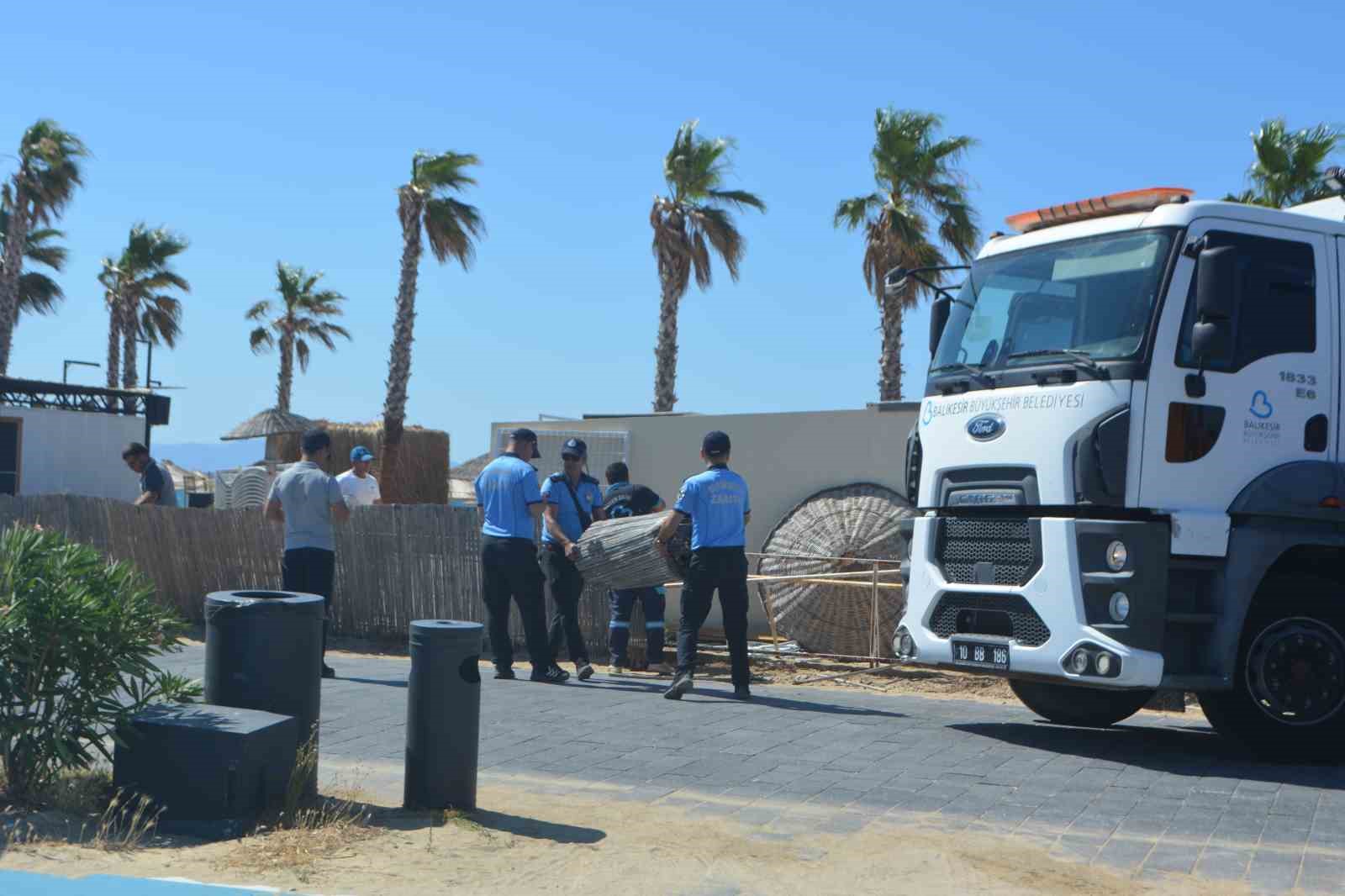 Ayvalık Sarımsaklı plajlarında şezlong ve usulsüz yapılaşmalara ani operasyon 5 ayvalik sarimsakli plajlarinda sezlong ve usulsuz yapilasmalara ani operasyon 1 kQCAm8MF
