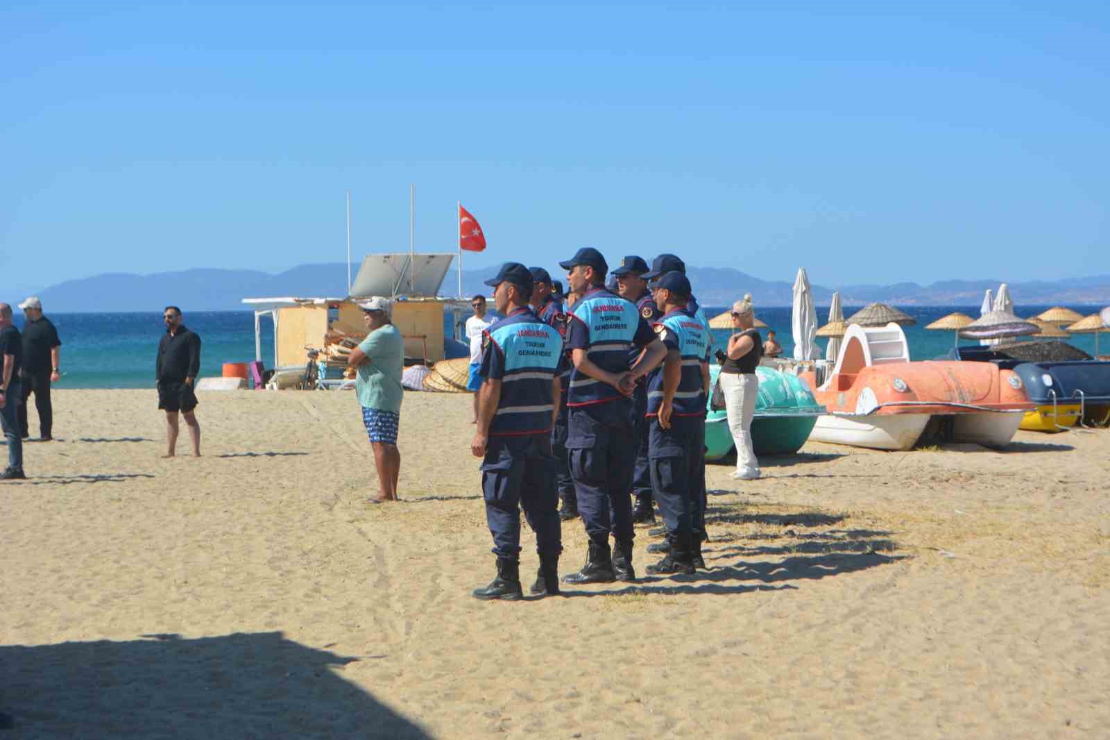 Ayvalık Sarımsaklı plajlarında şezlong ve usulsüz yapılaşmalara ani operasyon 6 ayvalik sarimsakli plajlarinda sezlong ve usulsuz yapilasmalara ani operasyon 2 1qCTvgCA