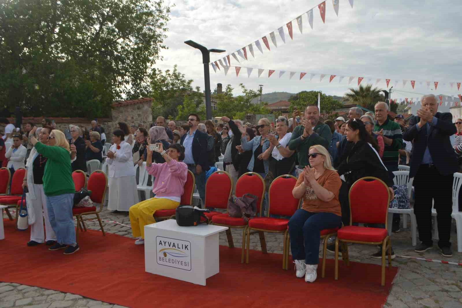 ayvalik teferic senliklerinden turkuler yukseldi 2