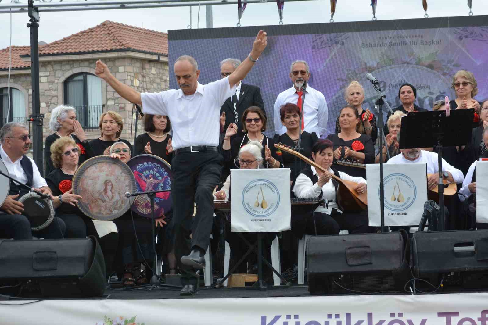 ayvalik teferic senliklerinden turkuler yukseldi 4 tdPALvZN