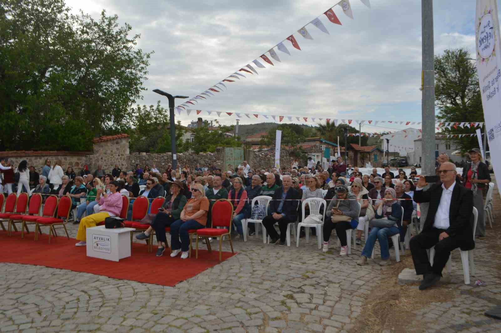 ayvalik teferic senliklerinden turkuler yukseldi 5 jcDW7Fpk