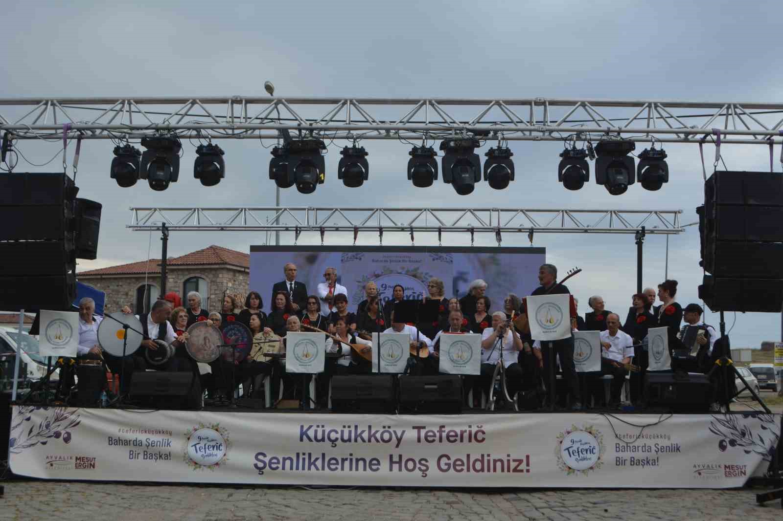 ayvalik teferic senliklerinden turkuler yukseldi 6 eaIirpLY