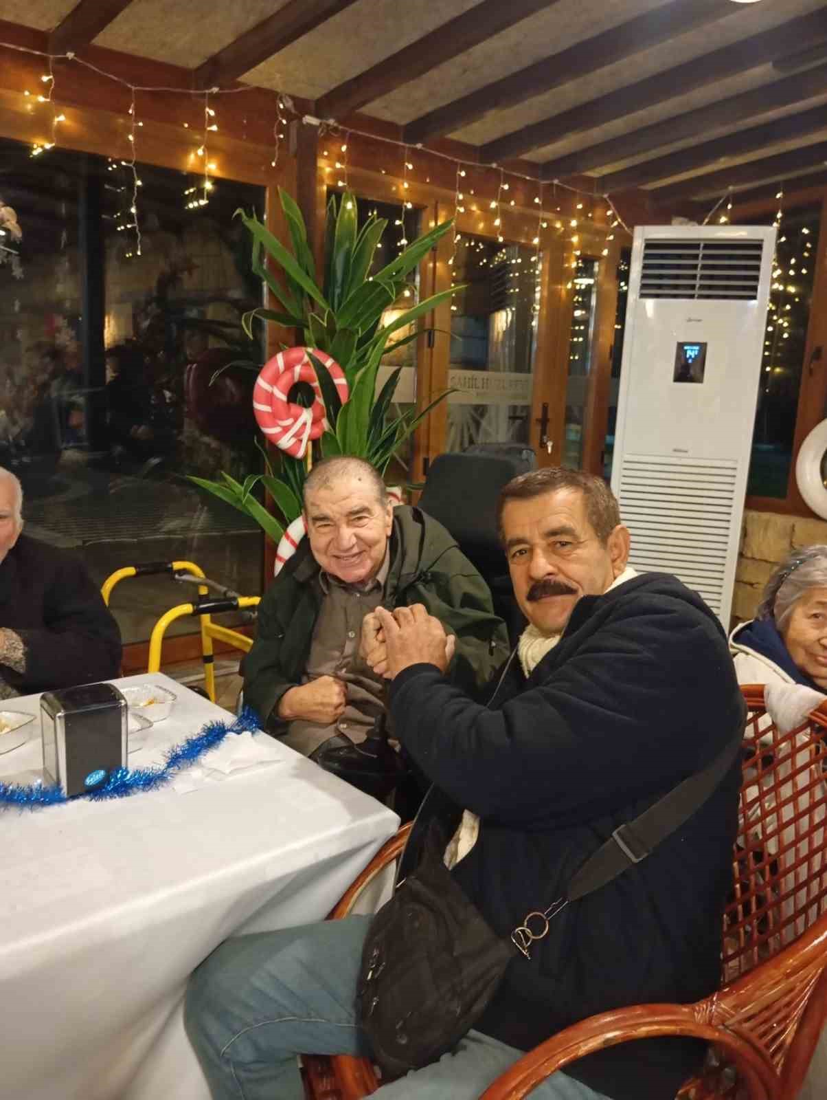 ayvalikli sanatcilar kocabiyik ve ozalpten yaslilara erken yeni yil kutlamasi 1 vjRReASn