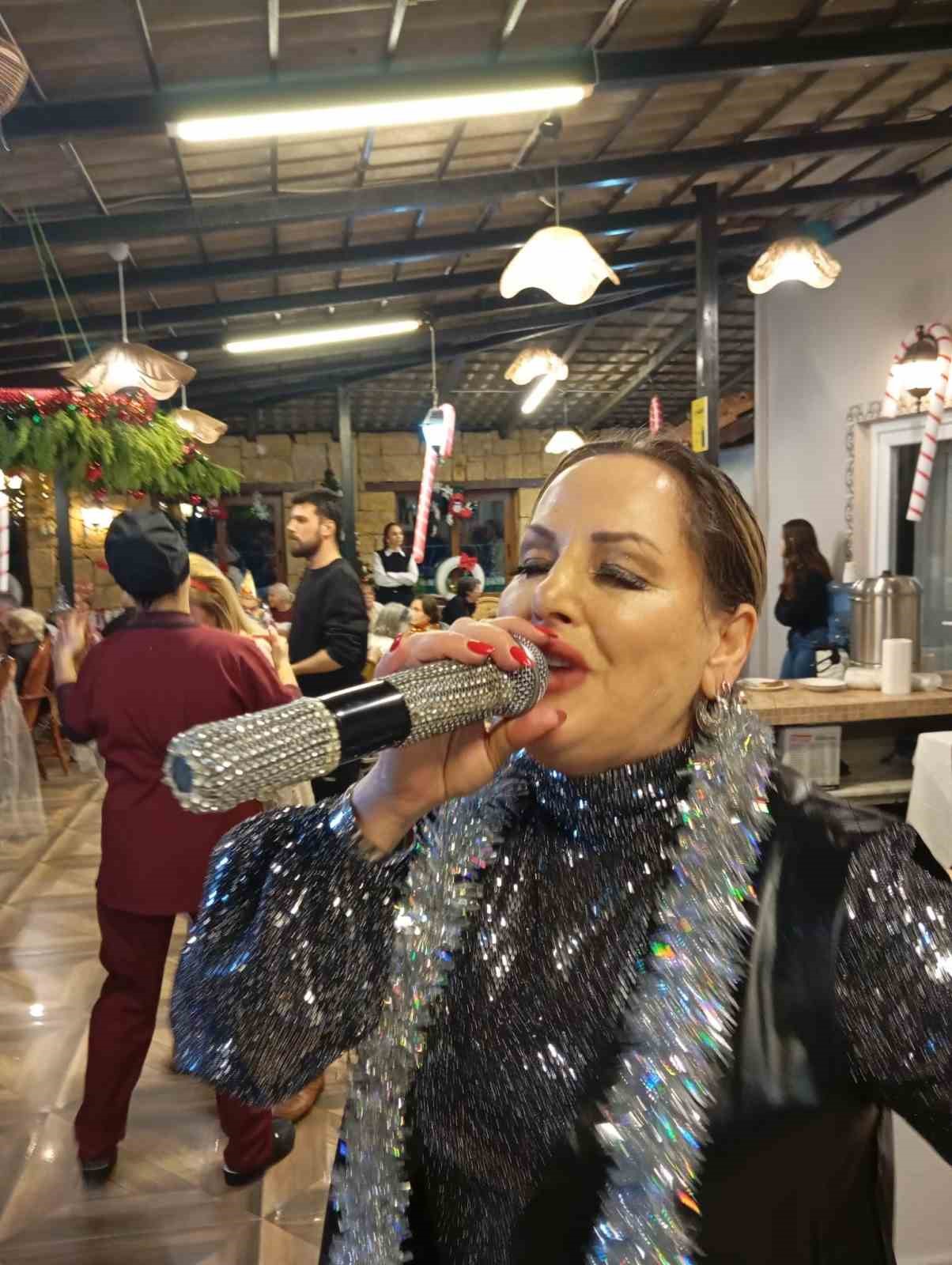 ayvalikli sanatcilar kocabiyik ve ozalpten yaslilara erken yeni yil kutlamasi 2 vG4QgsVf