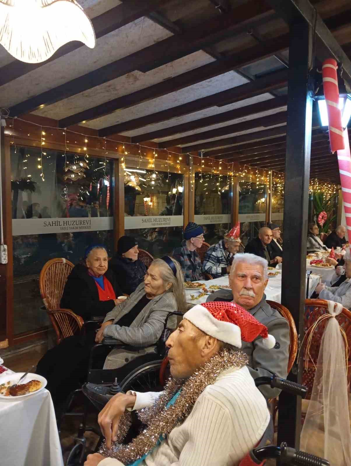 ayvalikli sanatcilar kocabiyik ve ozalpten yaslilara erken yeni yil kutlamasi 3 jY1B7niU
