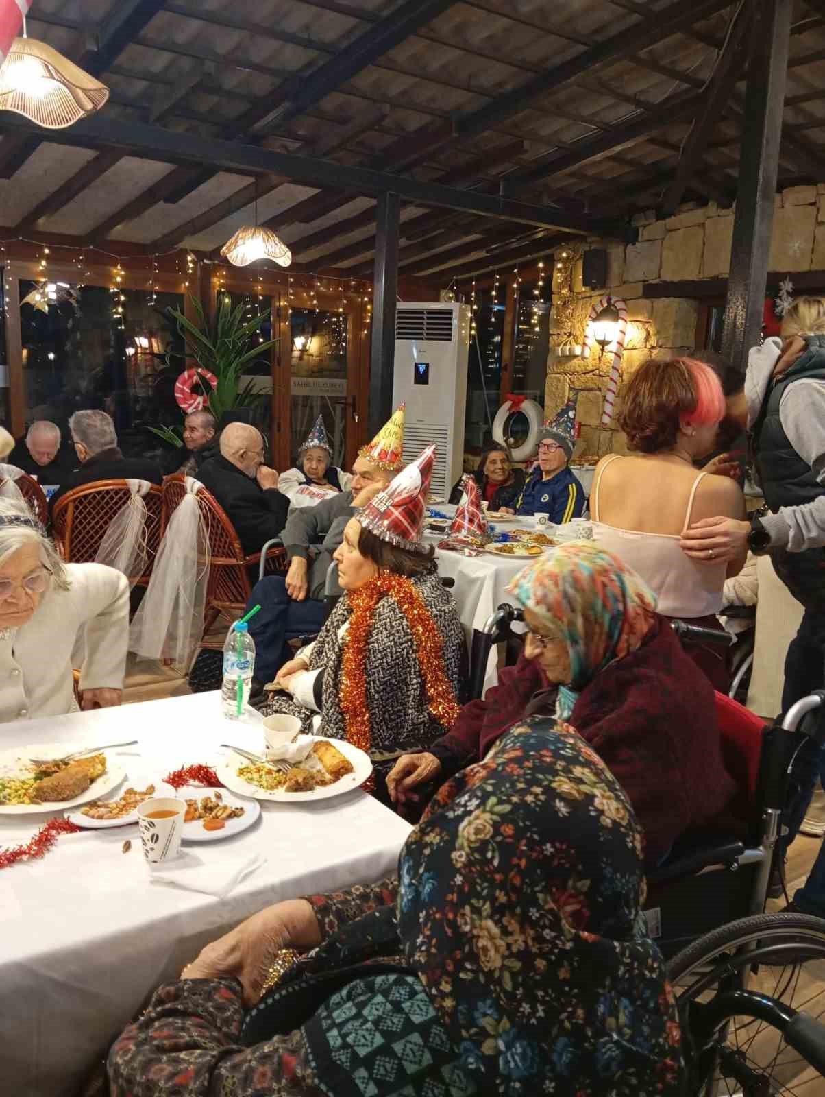 ayvalikli sanatcilar kocabiyik ve ozalpten yaslilara erken yeni yil kutlamasi 4 HQzPbRkg