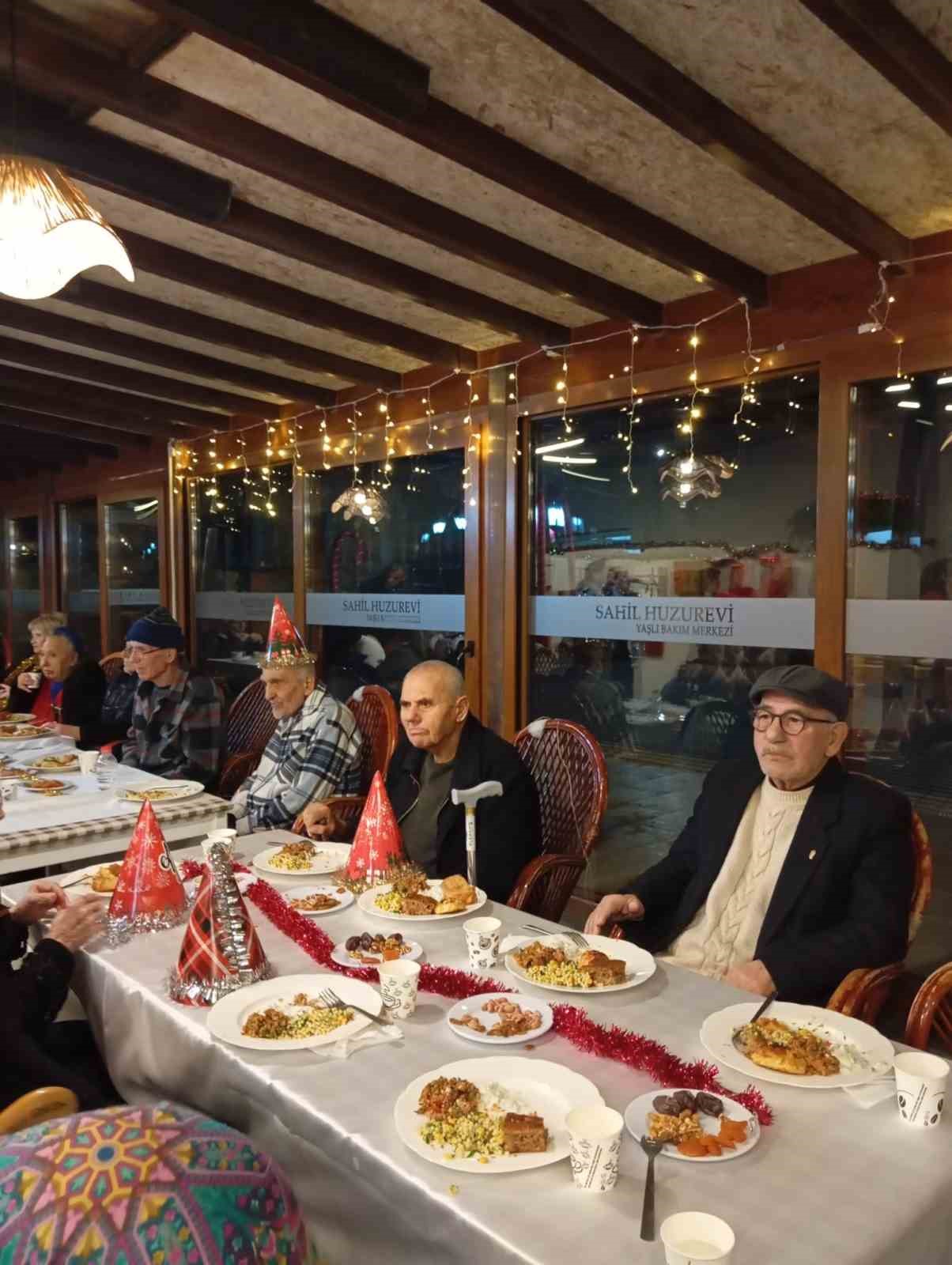 ayvalikli sanatcilar kocabiyik ve ozalpten yaslilara erken yeni yil kutlamasi 5 lE5BUS2p