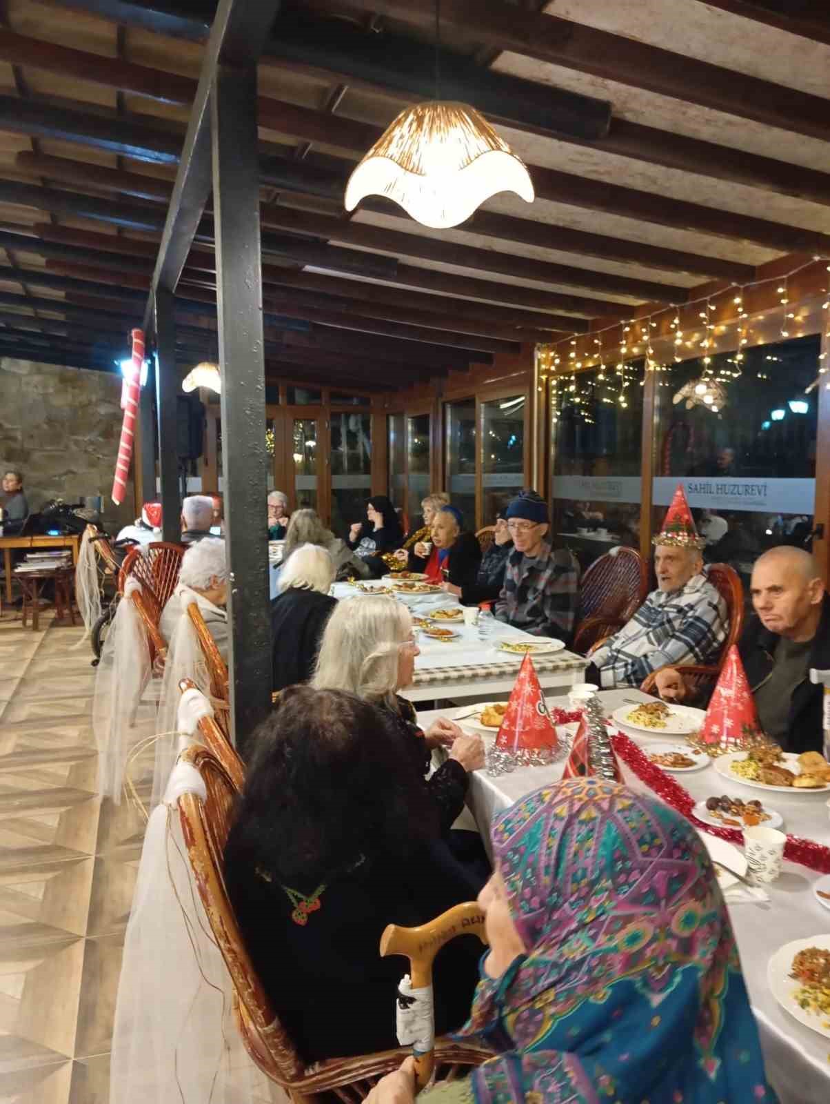 ayvalikli sanatcilar kocabiyik ve ozalpten yaslilara erken yeni yil kutlamasi 6 cBqh2hdc