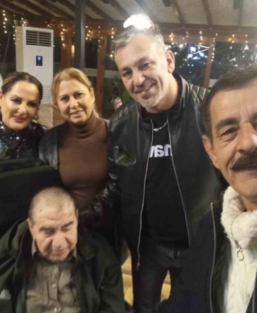 ayvalikli-sanatcilar-kocabiyik-ve-ozalpten-yaslilara-erken-yeni-yil-kutlamasi-wRsT5PY7.jpg