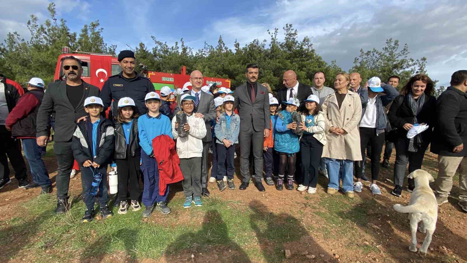 ayvalikta ertelenen fidan dikim etkinligine ilgi yogun oldu 4 tFt8Gpzs